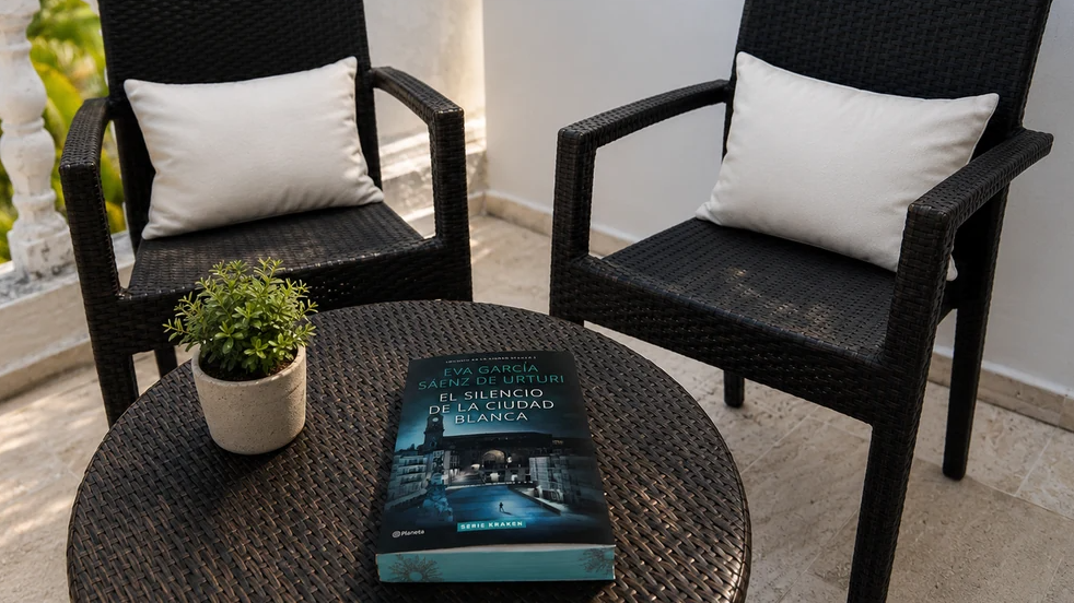 Libro El silencio de la ciudad blanca en una mesa de exterior