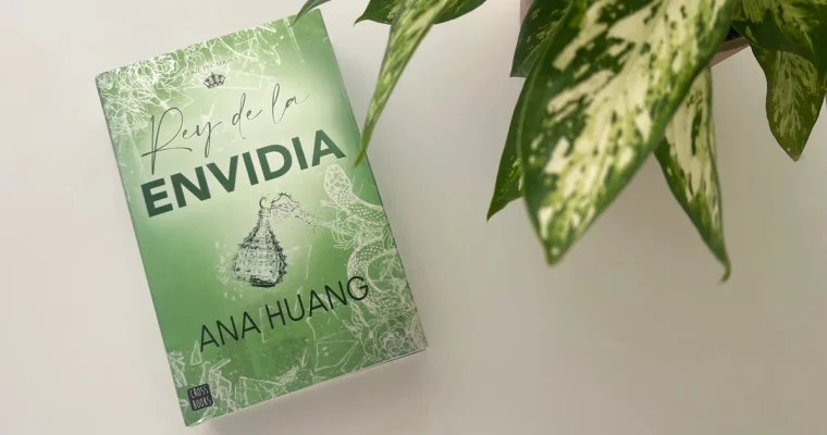 Rey de la envidia de Ana Huang junto a una planta