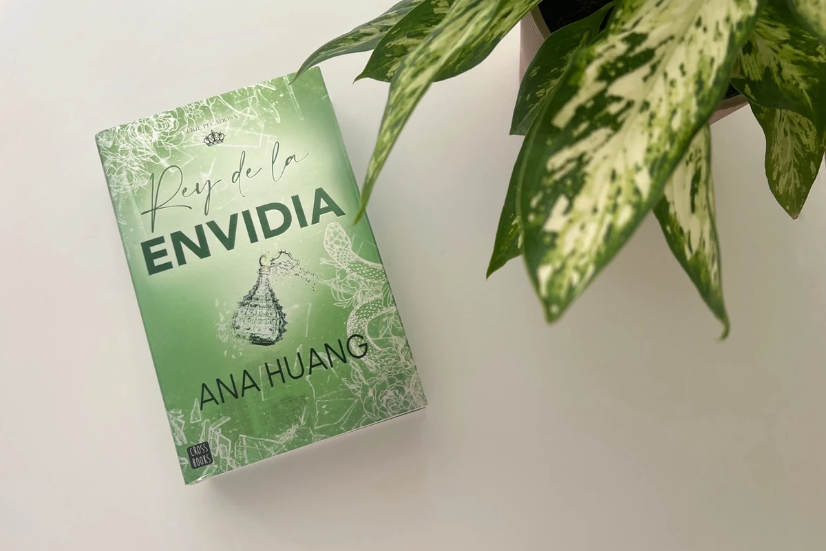 Rey de la envidia de Ana Huang junto a una planta